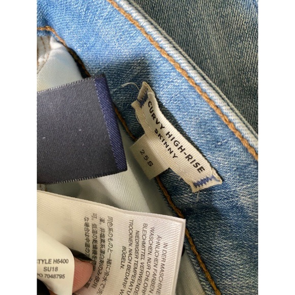 Madewell Curvy High-Rise Skinny Jeans in Ontario Distressed-Hem - Picture 12 of 12